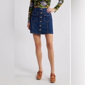 Farm Rio Dark wash denim mini skirt with button-up front and pockets. Size: 27’